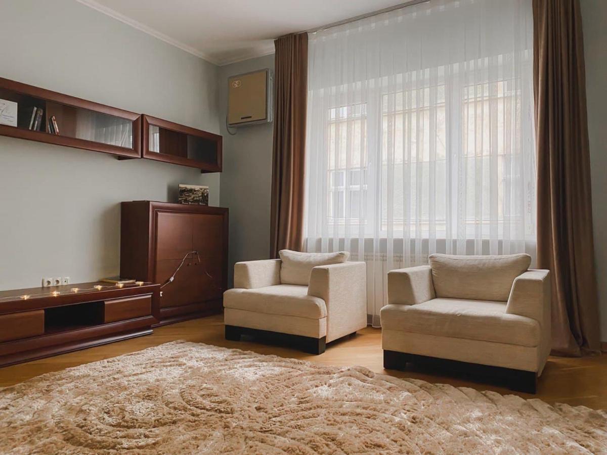 Family Apartment Near The University Černivci Esterno foto