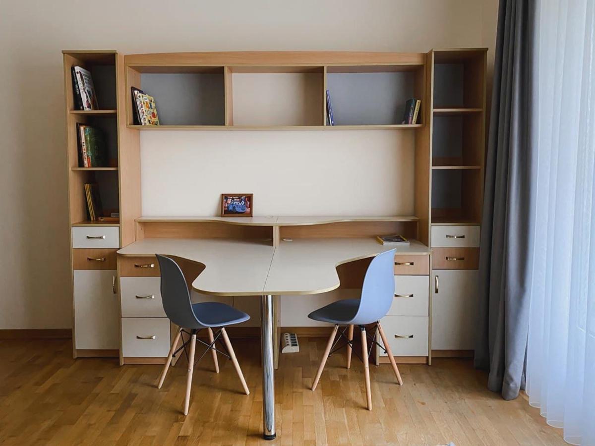 Family Apartment Near The University Černivci Esterno foto