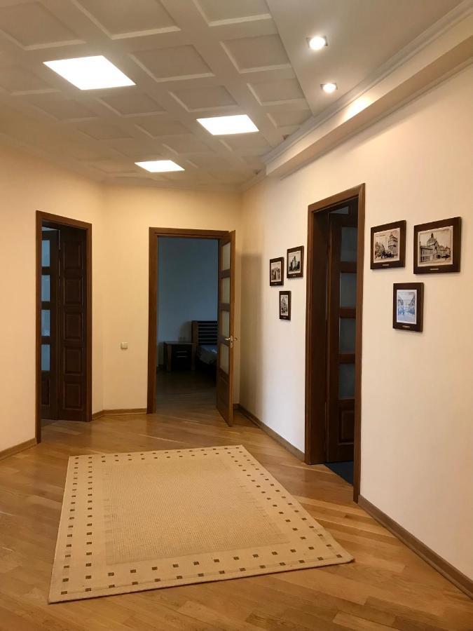 Family Apartment Near The University Černivci Esterno foto
