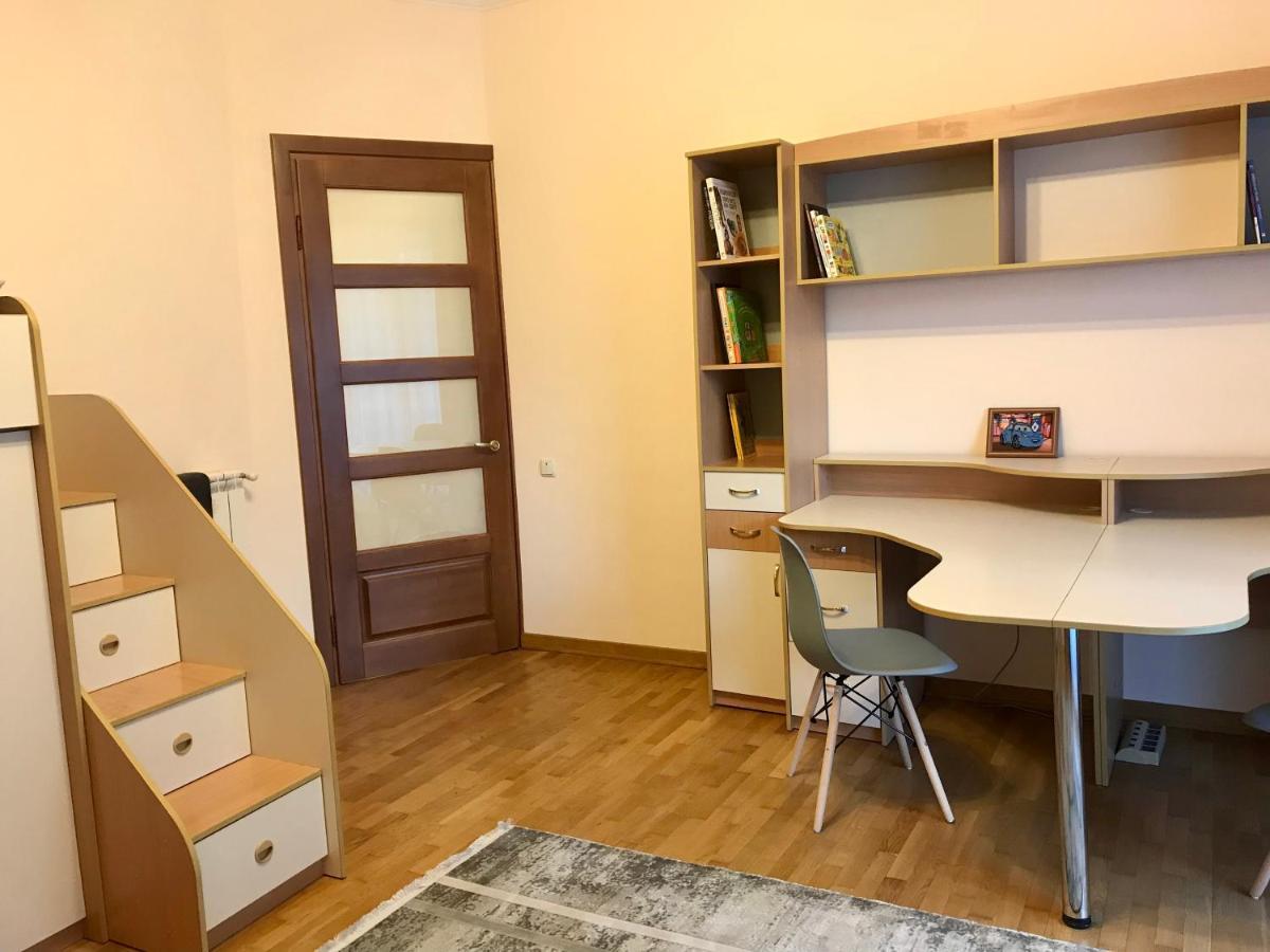 Family Apartment Near The University Černivci Esterno foto