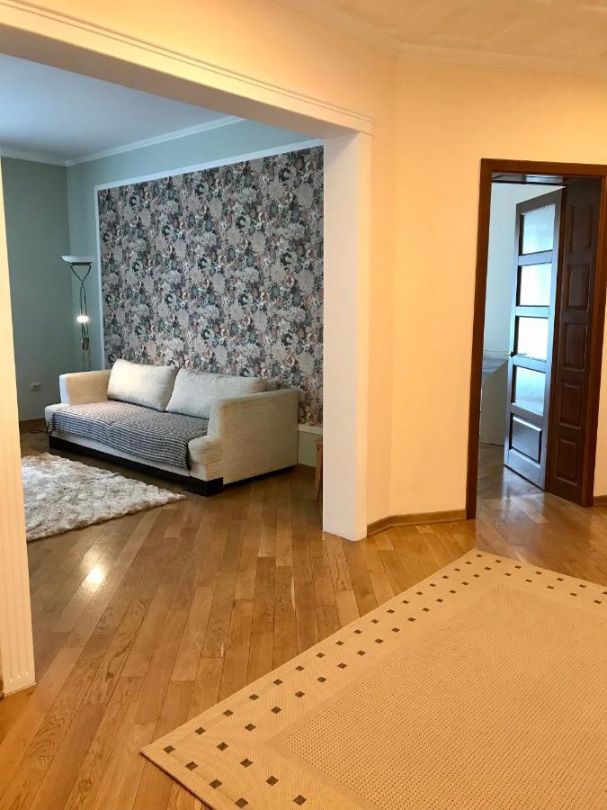 Family Apartment Near The University Černivci Esterno foto