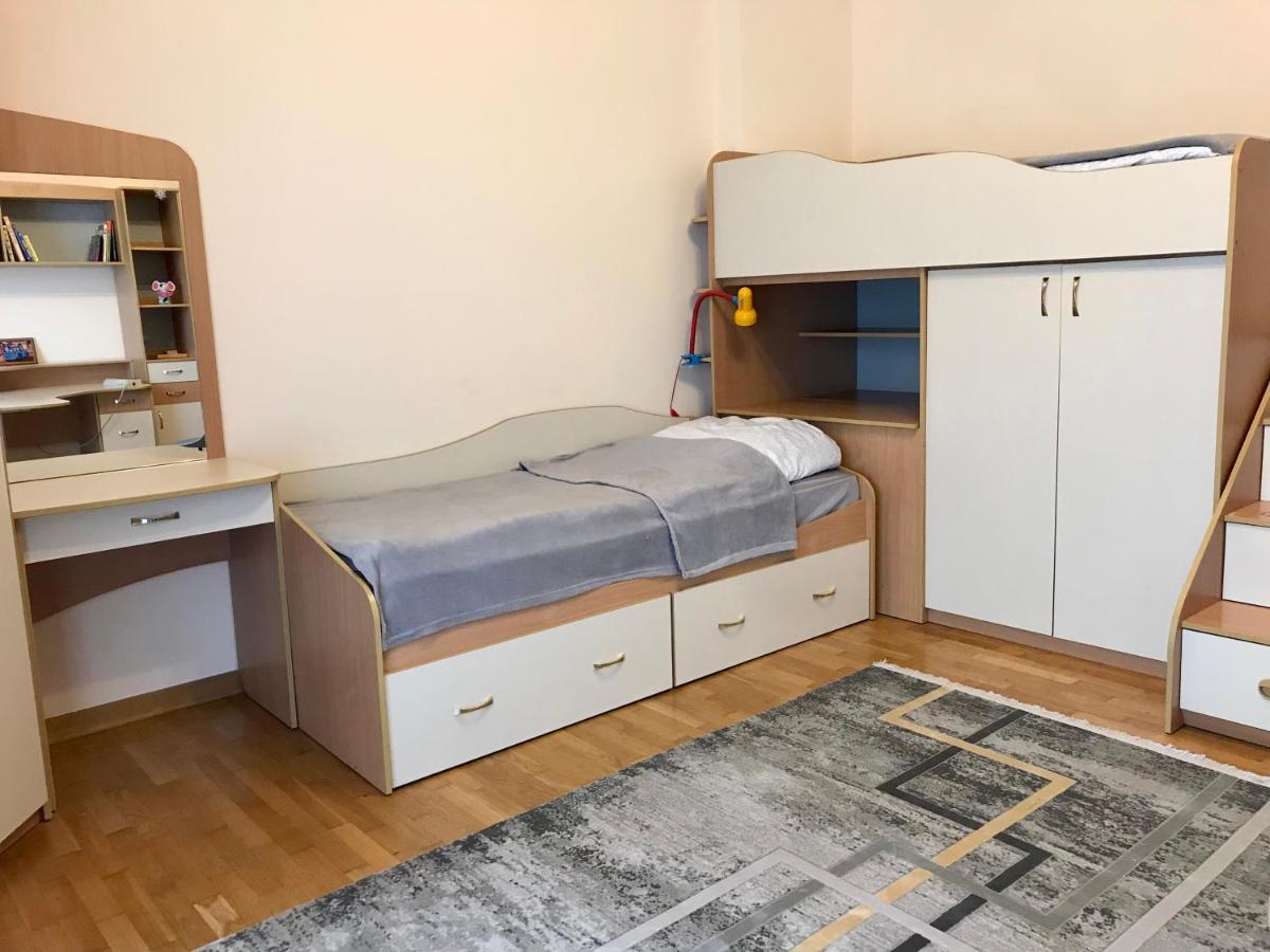 Family Apartment Near The University Černivci Esterno foto