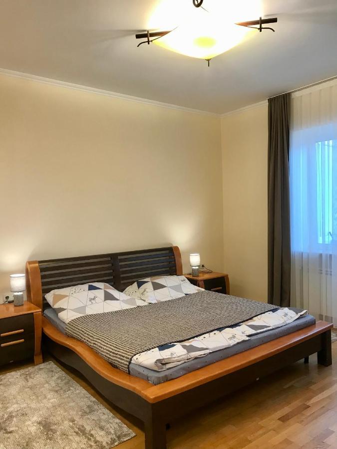 Family Apartment Near The University Černivci Esterno foto