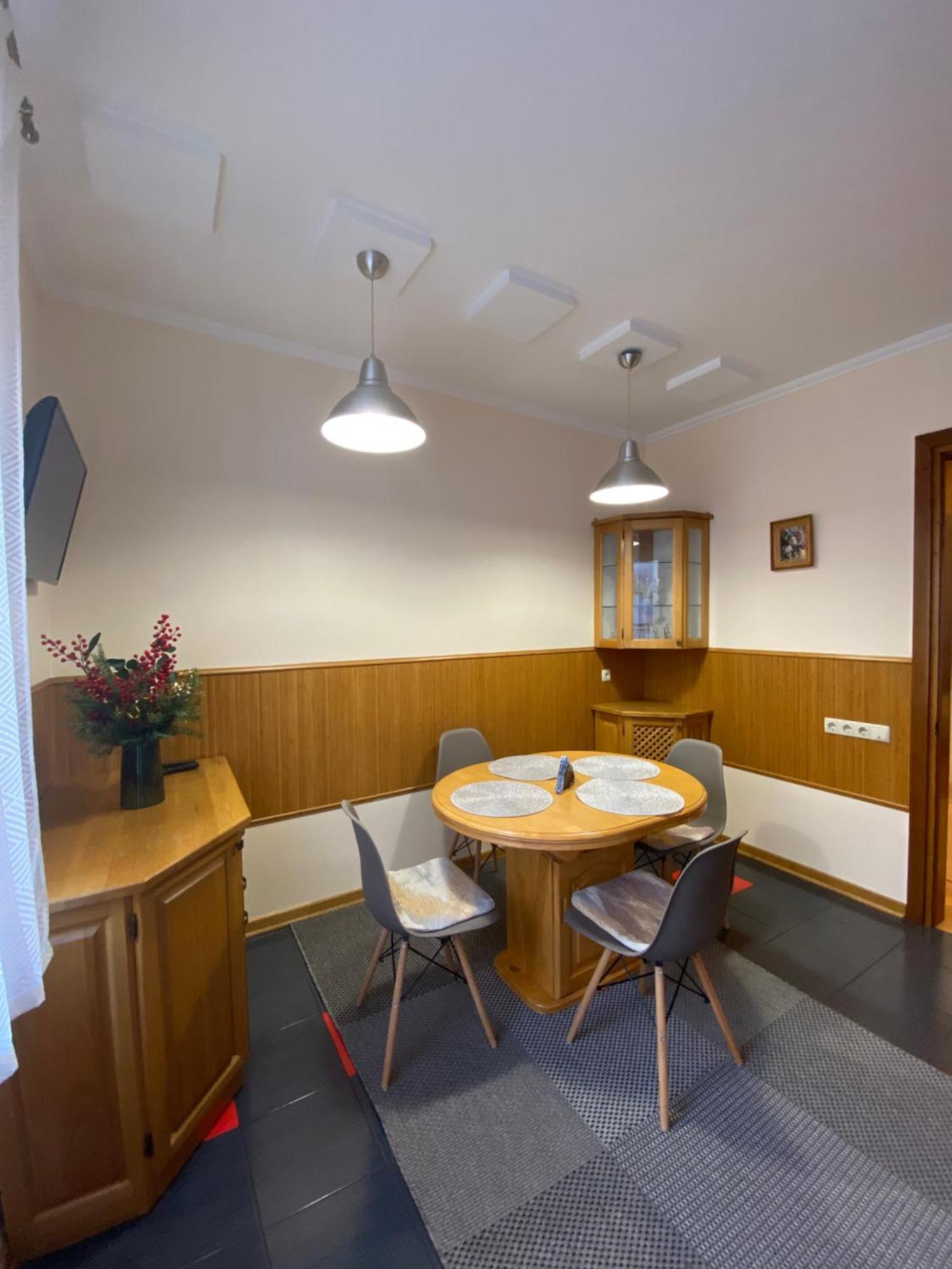 Family Apartment Near The University Černivci Esterno foto